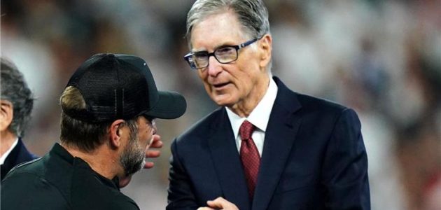 جماهير ليفربول تهاجم مُلاك النادي وتدعم كلوب خلال مواجهة مانشستر يونايتد